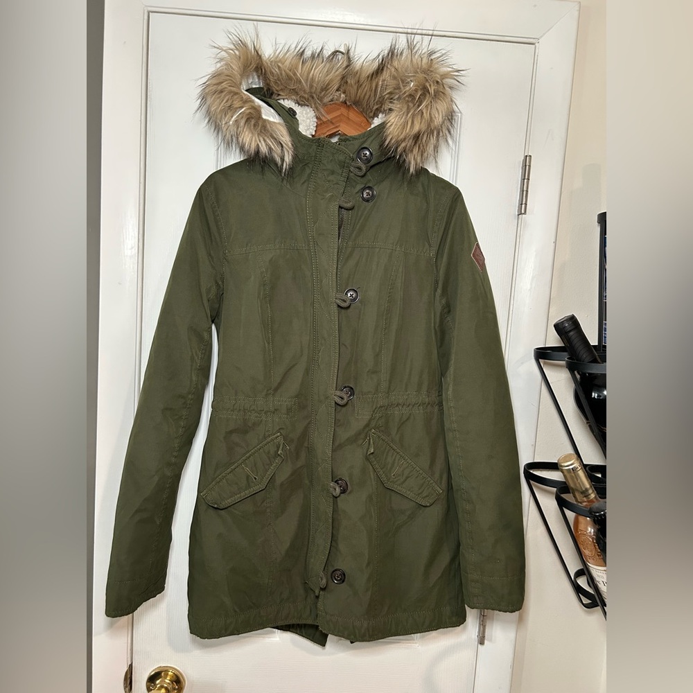 EUC Hollister Sherpa Lined Olive Green Hooded Parka w/ detachable fur trim - XS